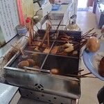 和泉屋 - ちゃんと「卵はくしに刺してなくて底に沈んでいるので、お玉ですくってください」と説明は受けたのですが・・・それでも間違えてジャガイモを取ってしまう相方の図