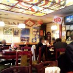 思案橋 - 11時35分の店内。店員と会話をして席に着く常連さんらしきヒトたち。