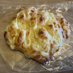 パン工場 - 料理写真:たっぷりチーズ194円。 チーズをたっぷり使用したチーズパンです。
