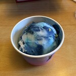 サーティワンアイスクリーム - 料理写真:コットンフルーツギャラクシー。 「スーパーマリオギャラクシー」とコラボしたダークブルーはわたがし味のコットンキャンディ、スカイブルーは塩味がアクセントの塩ライチ風味ソルベ、ホワイトは甘酸っぱい洋梨風味ソルベを合わせ、パワースター型菓子を加えた期間限定のアイスクリームです。