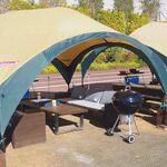 都会の農園バーベキュー広場 - プレミアム区画は、全8区画。ローソファー席で、ゆっくりと屋上バーベキューをご堪能頂けます。器材も充実のラインアップで、火力となるコンロは、オーブン利用出来る蓋付きコンロをご利用頂けます。これによりさまざまなBBQレシピを堪能できる本格BBQ区画となっております。