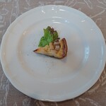 Bistro Champ - アミューズは一口サイズのキッシュ、美味しい