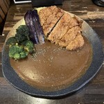 カレーのふらのや - トンカツカレー(２辛・ライス300g・ブロッコリー＆ナス乗せ)