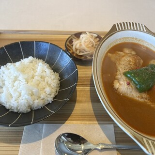 久慈カリー - 料理写真:チキンベジタブルカレーご飯小盛り150g
辛さ40番＋玉葱のアチャール
1300円＋60円