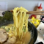 らぁ麺 団欒 - 麺、にゅ〜〜ん！　※固さ普通でも、しっかり固めの、存在感あり