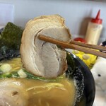 らぁ麺 団欒 - チャーシュー、にゅ〜〜ん！　※これを海苔に挟んだ、ご飯と共に食べたら、美味しいだろうなぁ(妄想中)