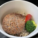 フェリチタプラス - 『本格スパイス ハンバーグカレー』の発酵玄米＆十五穀米＆大豆ミートのハンバーグ＆ブロッコリー＆パプリカ