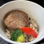 フェリチタプラス - 『本格スパイス ハンバーグカレー』の発酵玄米＆十五穀米＆大豆ミートのハンバーグ＆ブロッコリー＆パプリカ