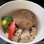 フェリチタプラス - 『本格スパイス ハンバーグカレー』の発酵玄米＆十五穀米＆大豆ミートのハンバーグ＆ブロッコリー＆パプリカ