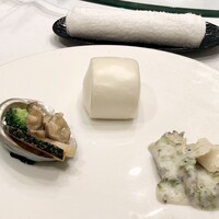 天厨菜館 - ［選べる1ドリンク＋天厨コース：８４７０円］の鮑魚（アワビ）のトリュフクリーム煮　花巻添え