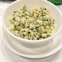 天厨菜館 - ［選べる1ドリンク＋天厨コース：８４７０円］の翡翠炒飯（ホウレン草チャーハン）