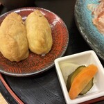 手打ちうどん 繋  - いなり寿司　※手前はぬか漬け　※ぬか漬け自体、ほとんど食べた事なかったけど、ぬかって……酸味たっぷりで、こんなに食べずらいやつ？