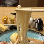手打ちうどん 繋  - うどん、にゅ〜〜ん！　※圧力釜で茹でたうどん　※この日は、だいぶ出来が良くなかった様子　※表面、デロデロでした