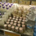 くずまき高原牧場 - チーズにヨーグルト、牛乳等が並んでおります