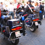 Ristorante Le Grondici - 泉の脇ではBMWに跨るカラビニエーレが警備している