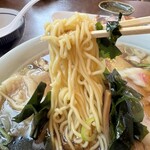 龍宝 - ワンタンメン、麺リフトアップ