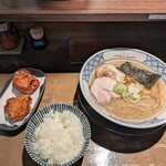 RAMEN W ～庄の×ど・みそ～ - まあまあボリュームあります