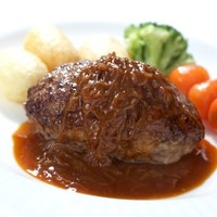 【伝統の逸品】ハンバーグステーキ（パンまたはライス付）