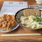 356283465 - 冷たいかけうどん（小）に冷たいかけ出汁　芝えびのかき揚げと練物をトッピング