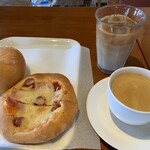 ベーカリーレストラン エピ - ハイジの白パン、ピザパン