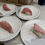 はま寿司 - 料理写真:手前は、地中海産本マグロ頭肉。ちょっとスジもあるけど、脂のってて美味しかった。奥は、厳選マグロ中トロ。