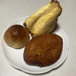 グリムハウス - 下から時計回りに、カレーパン、みそパン、みそエッグサンド