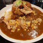 カルダモン． - 春キャベツの豚肉ロールフライとエリンギフライトウモロコシ添えのカレー