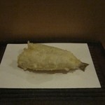 天冨良 いわ井 - ふわふわのキス♪ざくっと割って半分は塩とレモン。もう半分は天汁♪とても美味しい♪