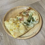 Atelier Polaris - フォカッチャ　士幌コーン&ひがしもことゴーダチーズ（左）、本別産アスパラガス&ベーコン