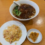 興口福 - 牛バラ麺＋半炒飯セット