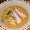 広島らーめん たかひろ - ①醤油ラーメン(税込800円)
トッピングは自家製豚バラ叉焼2枚&茹で蘖&麻筍&刻み青葱
スープは豚骨&鶏ガラのスープを醤油で整えてあり、臭みが無くて優しく円やかな味わい