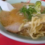 梅光軒 - ラーメンの麺持ち上げ