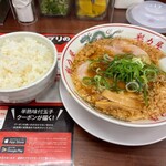 ラーメン魁力屋 - 料理写真:背脂醤油ラーメンとご飯並