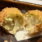 汐見 - ふきのとうコロッケ。山形県産のふきのとうに自家製ホワイトソースを合わせたコロッケ。