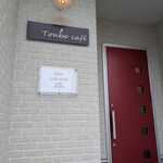 Tonbo cafe - 赤い扉の店舗前から