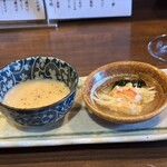 釀造科 oryzae - お通し　タラバガニとわかめの酢の物、新玉ねぎのポタージュ