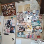 博多ばってんラーメン - 内観 左奥の壁に貼られている写真