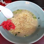 博多ばってんラーメン - 替玉では、紅生姜と胡麻を追加
