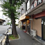博多ばってんラーメン - 外観 遠景 左の高架は首都高戸越出入口へのスロープ