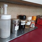博多ばってんラーメン - 卓上 調味料 左から白胡麻、胡椒、醤油、酢、ラー油、紅生姜