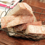 ビストロガブリ - お通しがわりのパンはお代わり自由(500円)