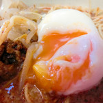 めだかタンタン - 温玉　とろり〜〜〜ん。まろやかさアップ↑【2015年3月5日撮影】