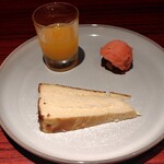 Fra - デザートのバスク風チーズケーキ、オレンジゼリー、いちごのシャーベット