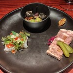 Fra - 左から時計回りに、真鯛のカルパッチョ、オリーブ、鹿肉と猪肉のテリーヌ