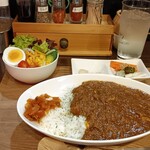ファーザーズカレー - スパイスカレー、サラダ、薬味（らっきょう、ピクルス）