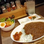 ファーザーズカレー - スパイスカレー、サラダ、薬味（らっきょう、ピクルス）