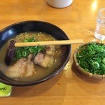 丸徳ラーメン - ニンニクラーメン（ネギ追加）