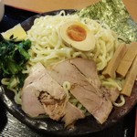 真心堂 - 「濃厚 伊勢海老 つけ麺 ・大盛」です。チャーシュー、煮玉子 半玉、メンマ、青菜、ネギ、焼き海苔がトッピングされています。