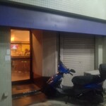 にほん酒や はが音 - 何の店なのか、そもそも飲食店なのかも判別しづらい外観