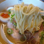 ラーメンの麺は中太で、Ｗスープによく絡む♪